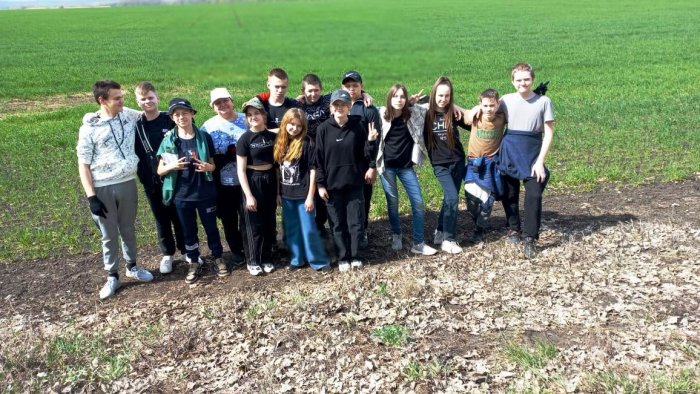 Молодцы агроклассники: учащиеся Воронцовской школы привели в порядок дубовую аллею