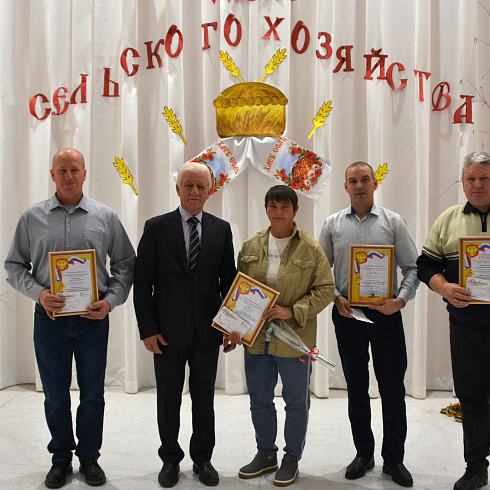 В хозяйствах «Павловской нивы» продолжается чествование лучших сотрудников 